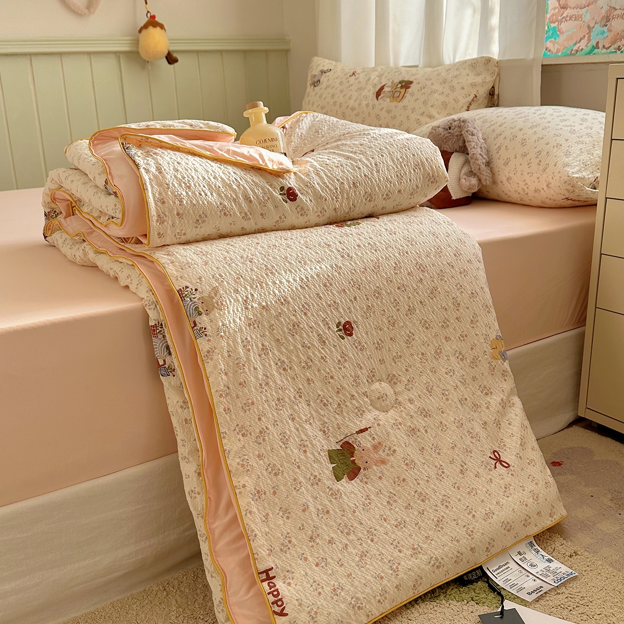 91家纺网 家纺一手货源 找家纺 贝扬思家纺 2026新款泡芙纱单夏被凉糖系列（凉而不冰的触感，清凉与柔软兼得） 凉糖-躲雨小兔