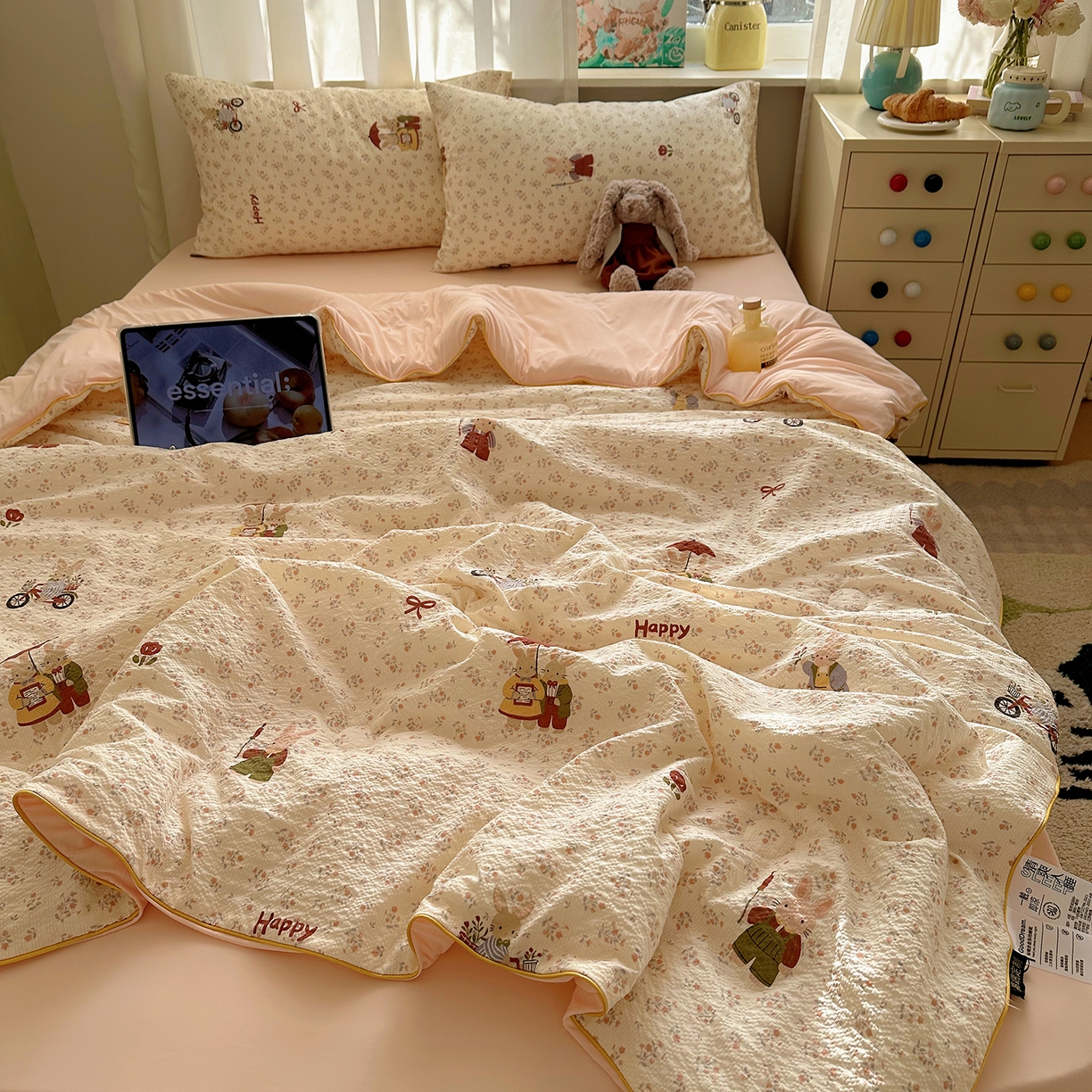 91家纺网 家纺一手货源 找家纺 贝扬思家纺 2026新款泡芙纱单夏被凉糖系列（凉而不冰的触感，清凉与柔软兼得） 凉糖-躲雨小兔