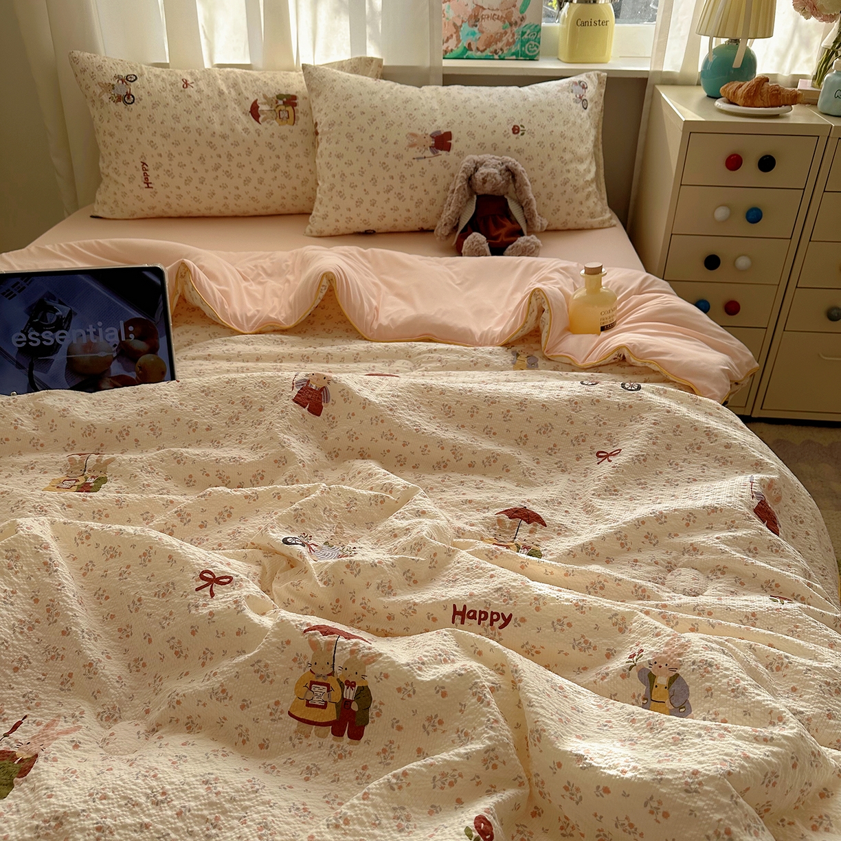 91家纺网 家纺一手货源 找家纺 贝扬思家纺 2026新款泡芙纱单夏被凉糖系列（凉而不冰的触感，清凉与柔软兼得） 凉糖-躲雨小兔