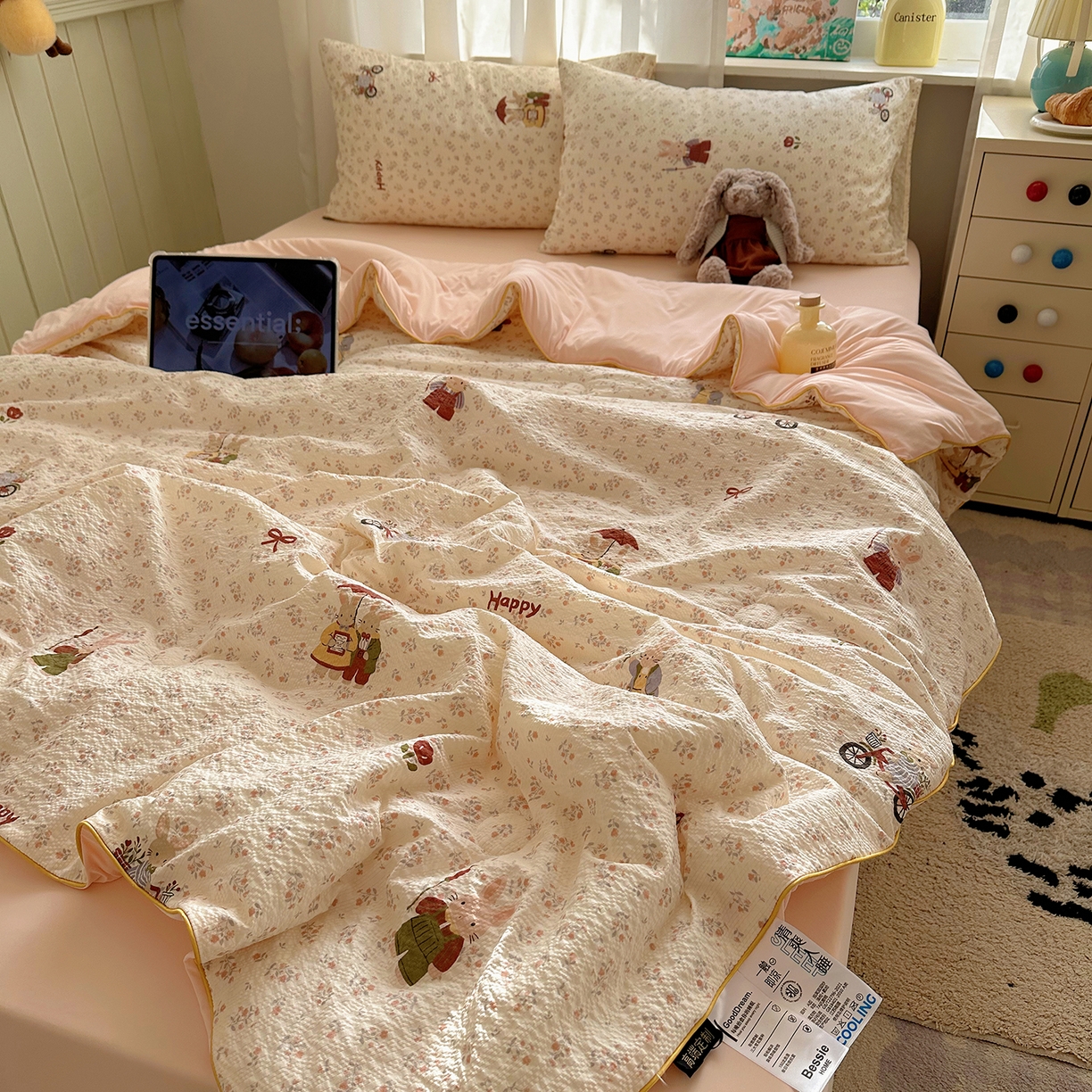 91家纺网 家纺一手货源 找家纺 贝扬思家纺 2026新款泡芙纱单夏被凉糖系列（凉而不冰的触感，清凉与柔软兼得） 凉糖-躲雨小兔