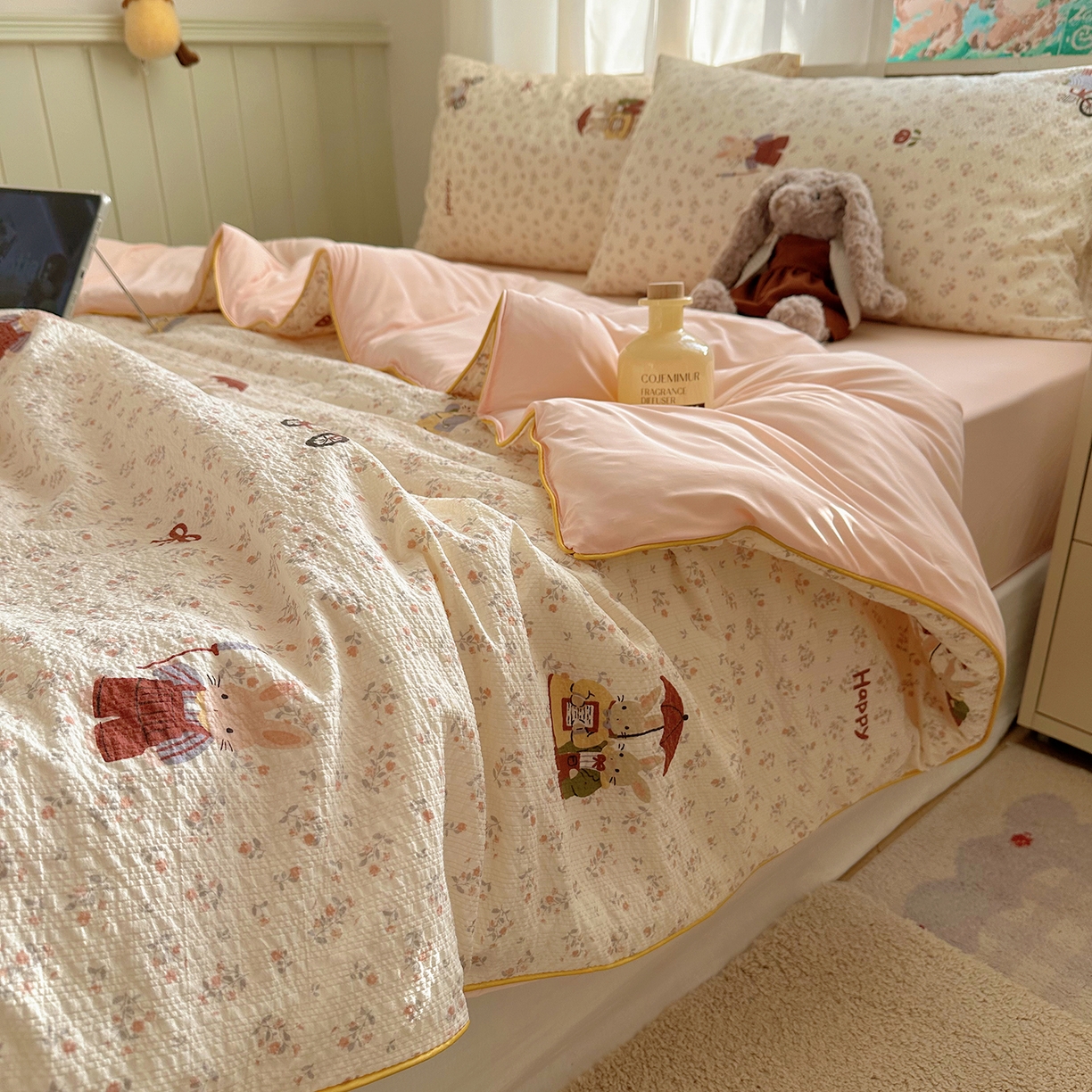 91家纺网 家纺一手货源 找家纺 贝扬思家纺 2026新款泡芙纱单夏被凉糖系列（凉而不冰的触感，清凉与柔软兼得） 凉糖-躲雨小兔