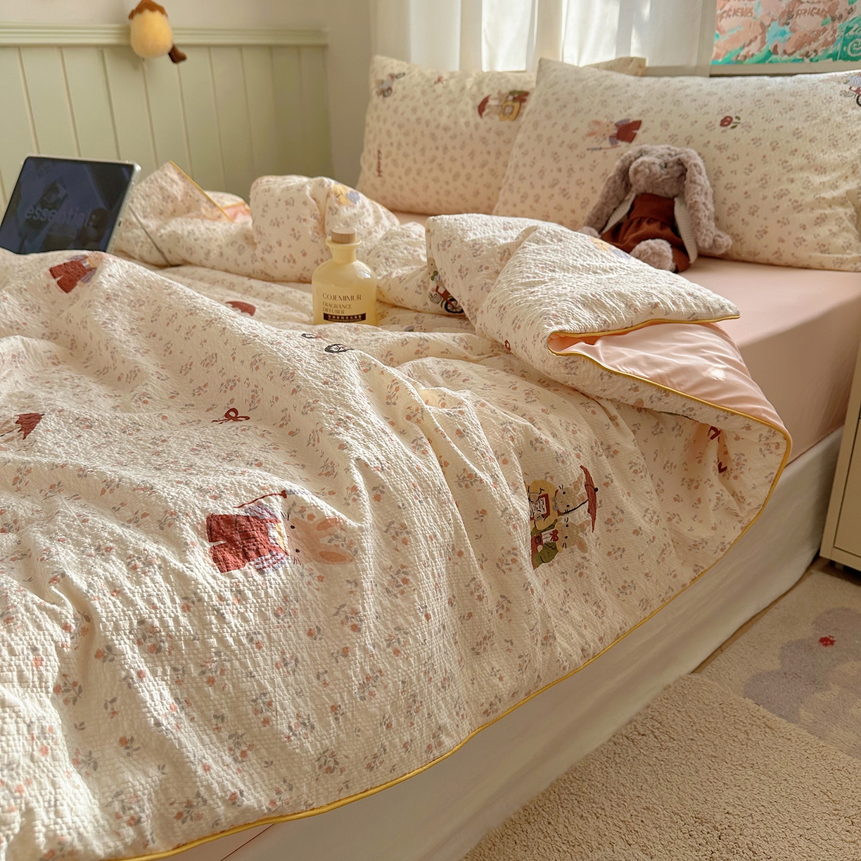 91家纺网 家纺一手货源 找家纺 贝扬思家纺 2026新款泡芙纱单夏被凉糖系列（凉而不冰的触感，清凉与柔软兼得） 凉糖-躲雨小兔