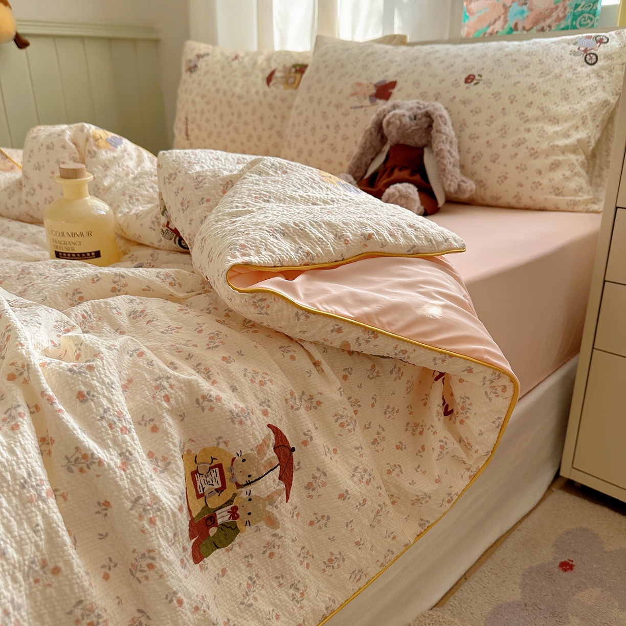 91家纺网 家纺一手货源 找家纺 贝扬思家纺 2026新款泡芙纱单夏被凉糖系列（凉而不冰的触感，清凉与柔软兼得） 凉糖-躲雨小兔