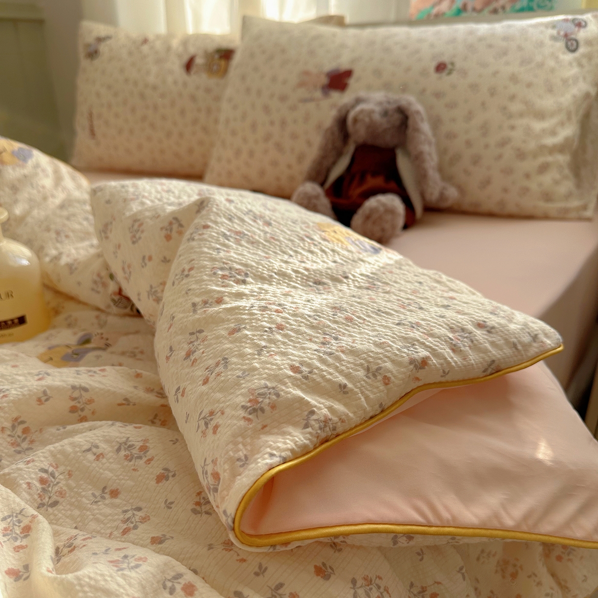 91家纺网 家纺一手货源 找家纺 贝扬思家纺 2026新款泡芙纱单夏被凉糖系列（凉而不冰的触感，清凉与柔软兼得） 凉糖-躲雨小兔