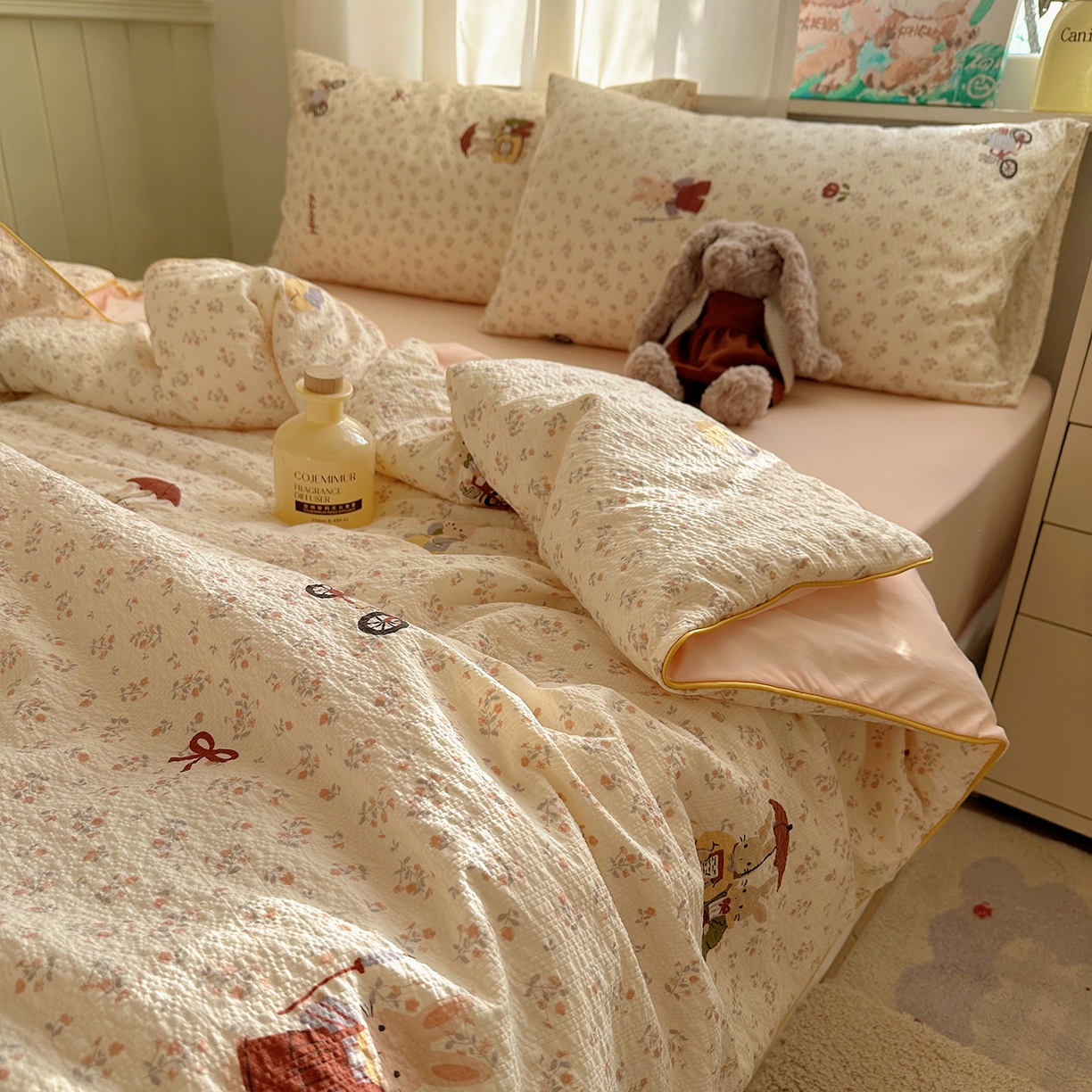 91家纺网 家纺一手货源 找家纺 贝扬思家纺 2026新款泡芙纱单夏被凉糖系列（凉而不冰的触感，清凉与柔软兼得） 凉糖-躲雨小兔