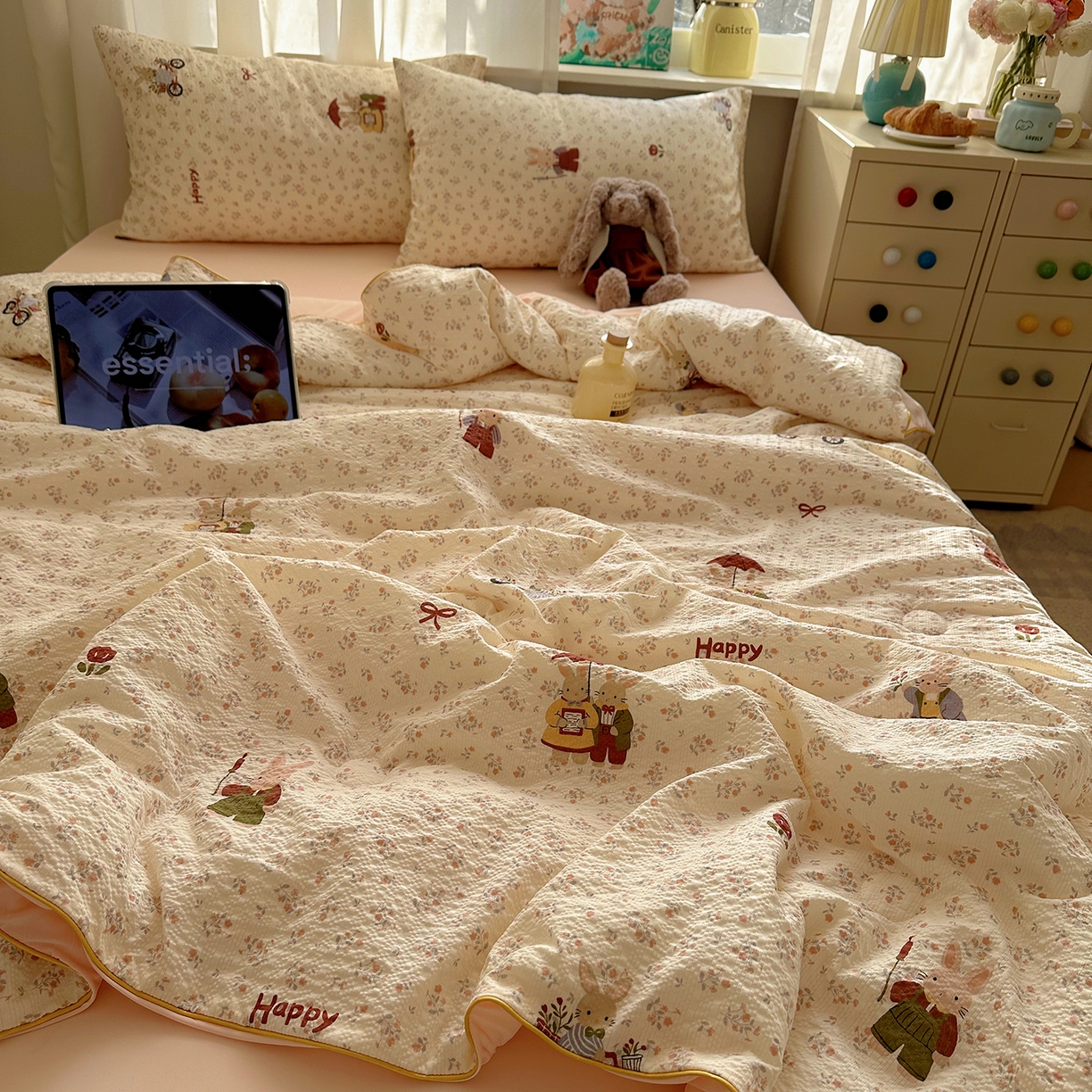 91家纺网 家纺一手货源 找家纺 贝扬思家纺 2026新款泡芙纱单夏被凉糖系列（凉而不冰的触感，清凉与柔软兼得） 凉糖-躲雨小兔