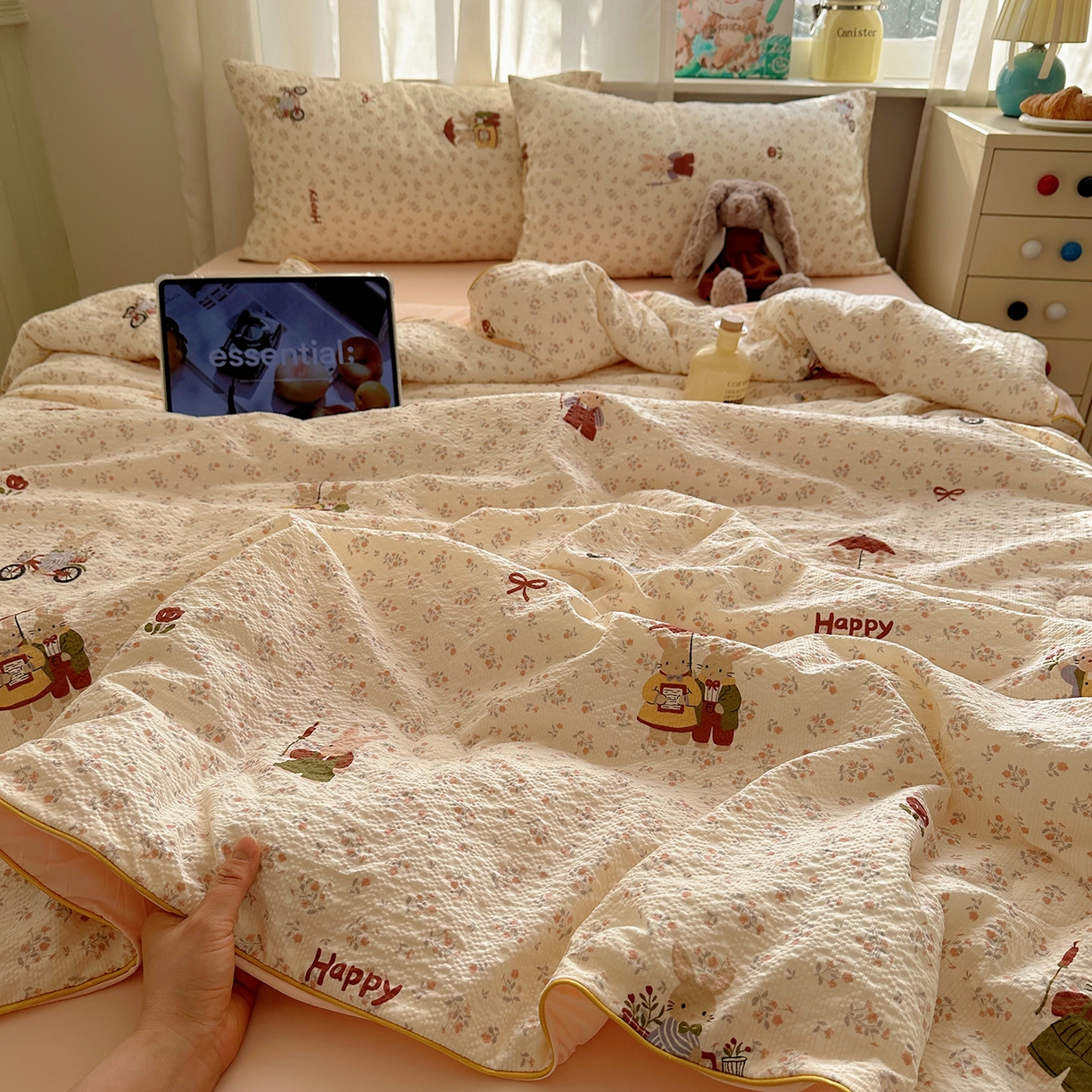 91家纺网 家纺一手货源 找家纺 贝扬思家纺 2026新款泡芙纱单夏被凉糖系列（凉而不冰的触感，清凉与柔软兼得） 凉糖-躲雨小兔