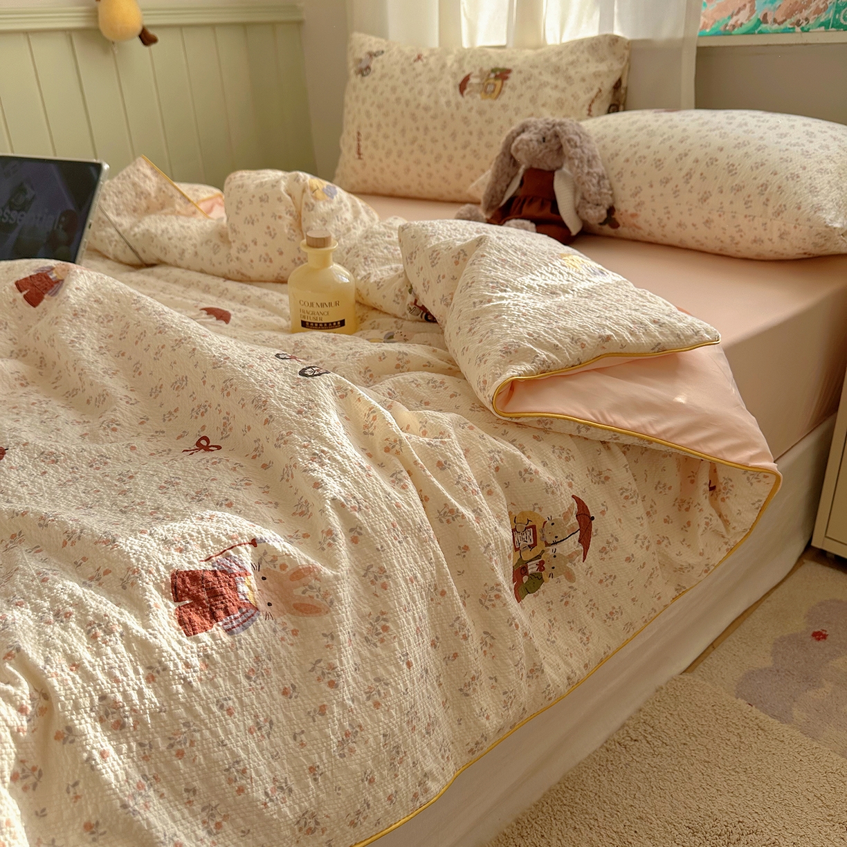 91家纺网 家纺一手货源 找家纺 贝扬思家纺 2026新款泡芙纱单夏被凉糖系列（凉而不冰的触感，清凉与柔软兼得） 凉糖-躲雨小兔