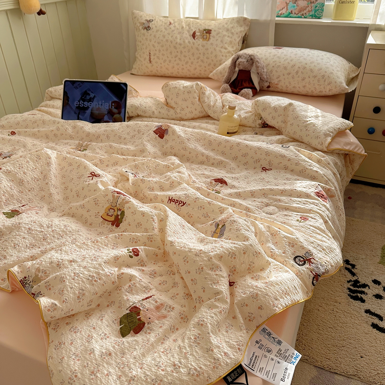 91家纺网 家纺一手货源 找家纺 贝扬思家纺 2026新款泡芙纱单夏被凉糖系列（凉而不冰的触感，清凉与柔软兼得） 凉糖-躲雨小兔