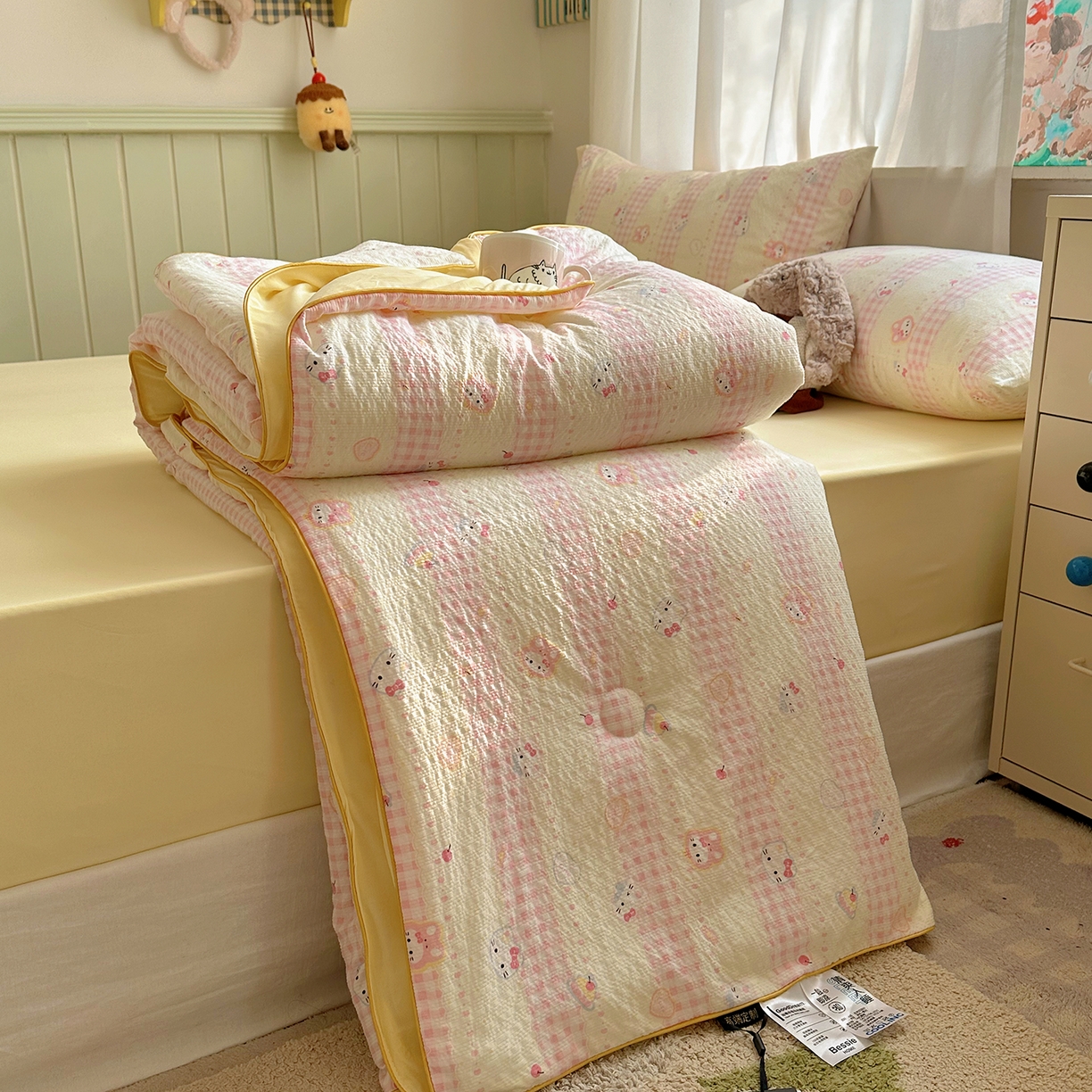 91家纺网 家纺一手货源 找家纺 贝扬思家纺 2026新款泡芙纱单夏被凉糖系列（凉而不冰的触感，清凉与柔软兼得） 凉糖-黄粉猫团