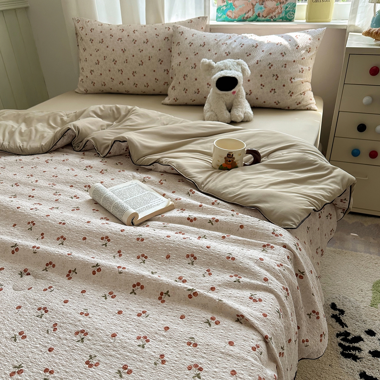 91家纺网 家纺一手货源 找家纺 贝扬思家纺 2026新款泡芙纱单夏被凉糖系列（凉而不冰的触感，清凉与柔软兼得） 凉糖-酒渍樱桃