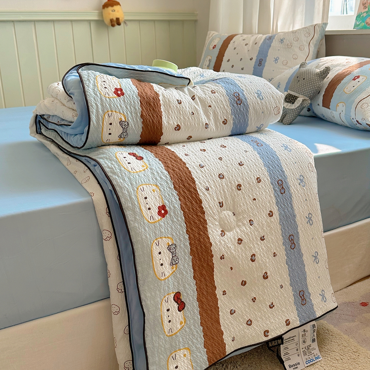 91家纺网 家纺一手货源 找家纺 贝扬思家纺 2026新款泡芙纱单夏被凉糖系列（凉而不冰的触感，清凉与柔软兼得） 凉糖-可可小猫条