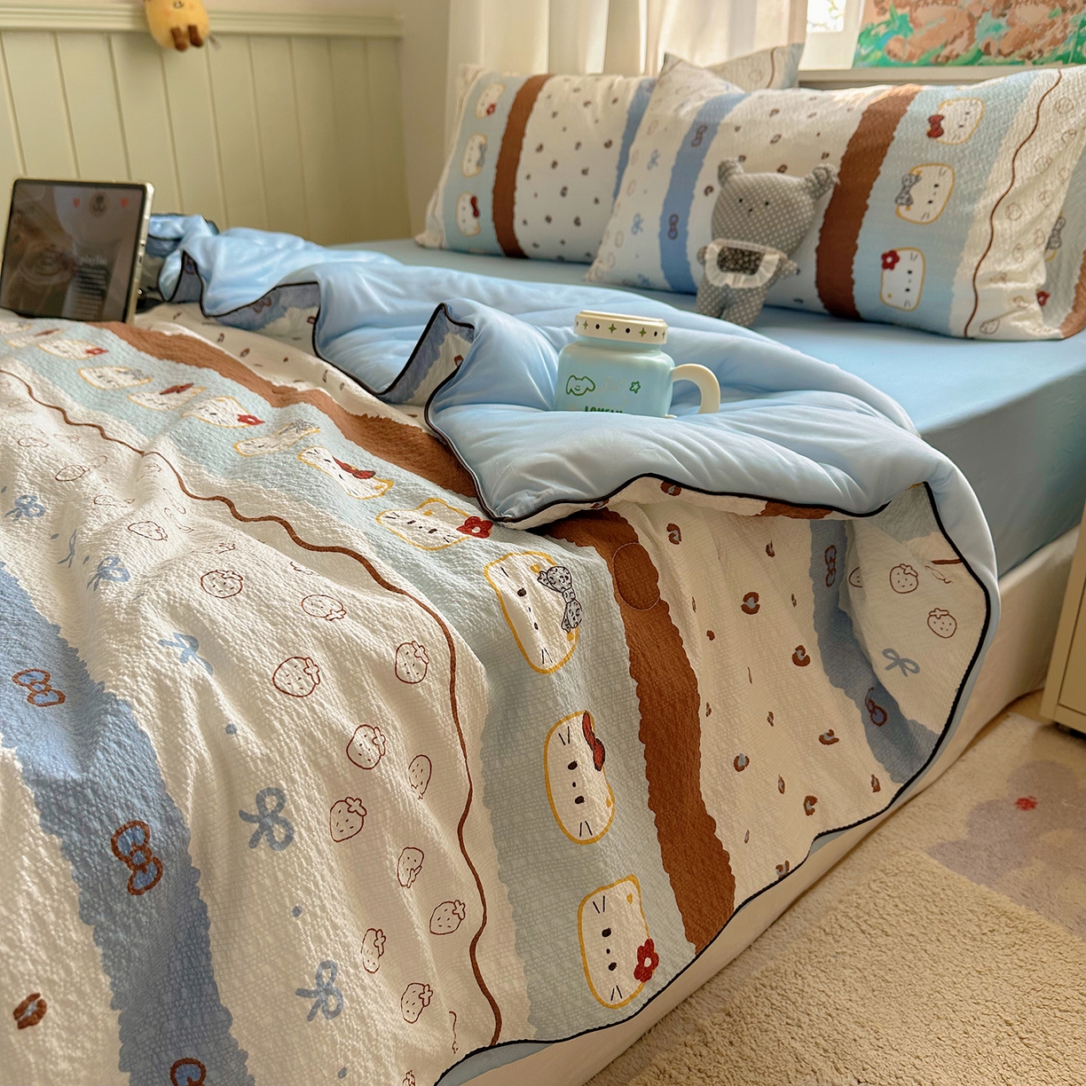 91家纺网 家纺一手货源 找家纺 贝扬思家纺 2026新款泡芙纱单夏被凉糖系列（凉而不冰的触感，清凉与柔软兼得） 凉糖-可可小猫条