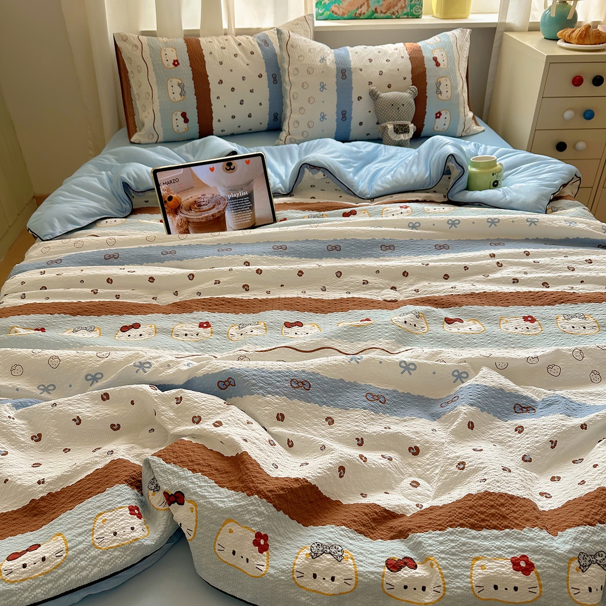 91家纺网 家纺一手货源 找家纺 贝扬思家纺 2026新款泡芙纱单夏被凉糖系列（凉而不冰的触感，清凉与柔软兼得） 凉糖-可可小猫条