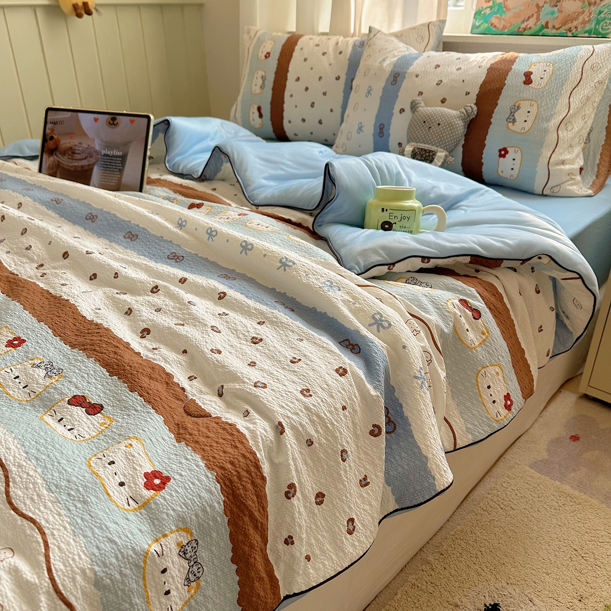 91家纺网 家纺一手货源 找家纺 贝扬思家纺 2026新款泡芙纱单夏被凉糖系列（凉而不冰的触感，清凉与柔软兼得） 凉糖-可可小猫条