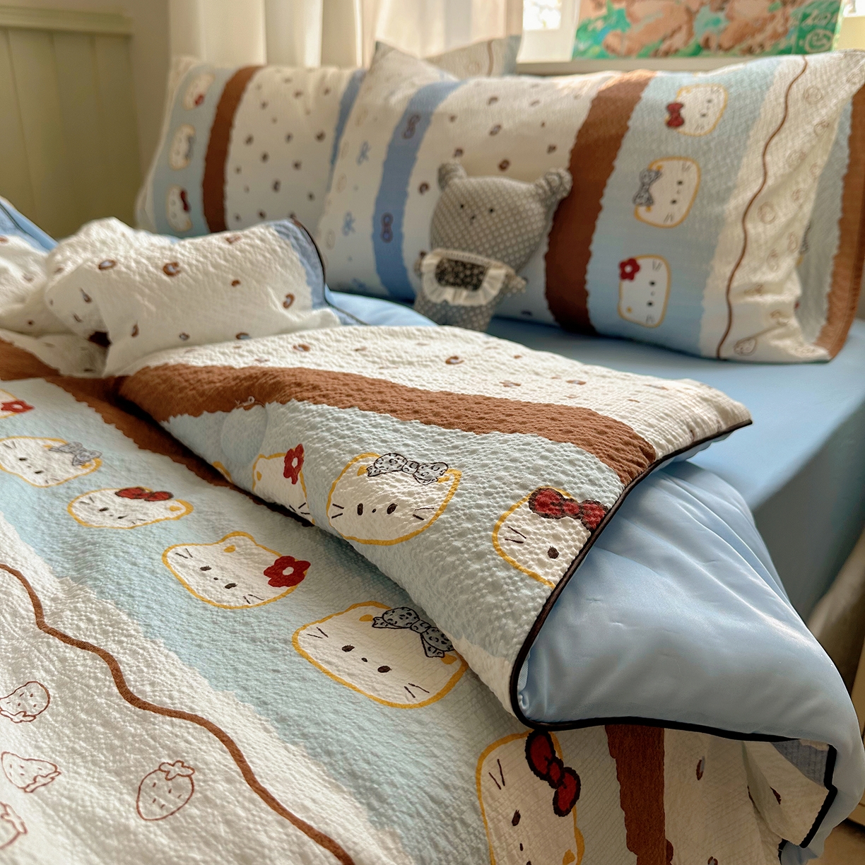 91家纺网 家纺一手货源 找家纺 贝扬思家纺 2026新款泡芙纱单夏被凉糖系列（凉而不冰的触感，清凉与柔软兼得） 凉糖-可可小猫条