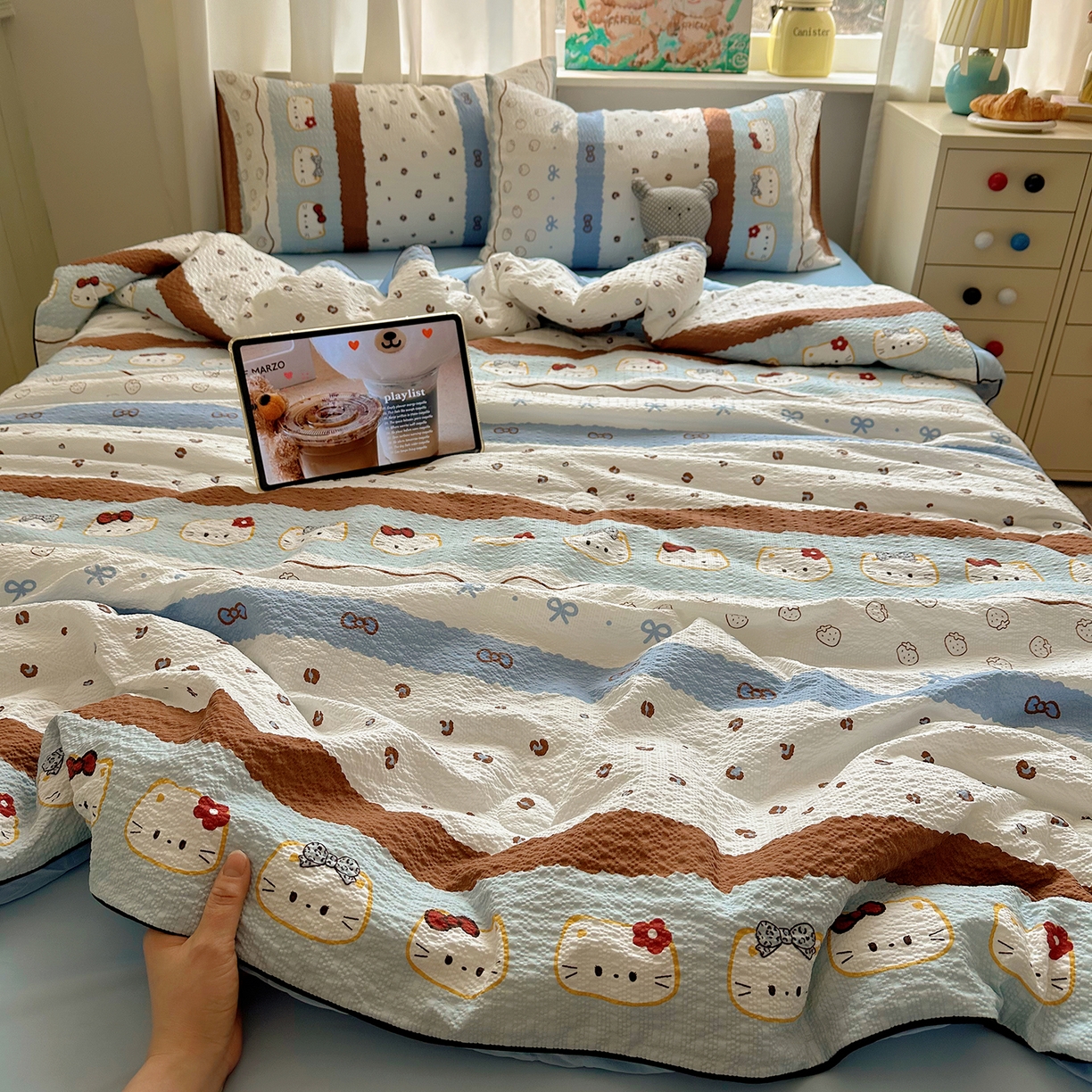 91家纺网 家纺一手货源 找家纺 贝扬思家纺 2026新款泡芙纱单夏被凉糖系列（凉而不冰的触感，清凉与柔软兼得） 凉糖-可可小猫条