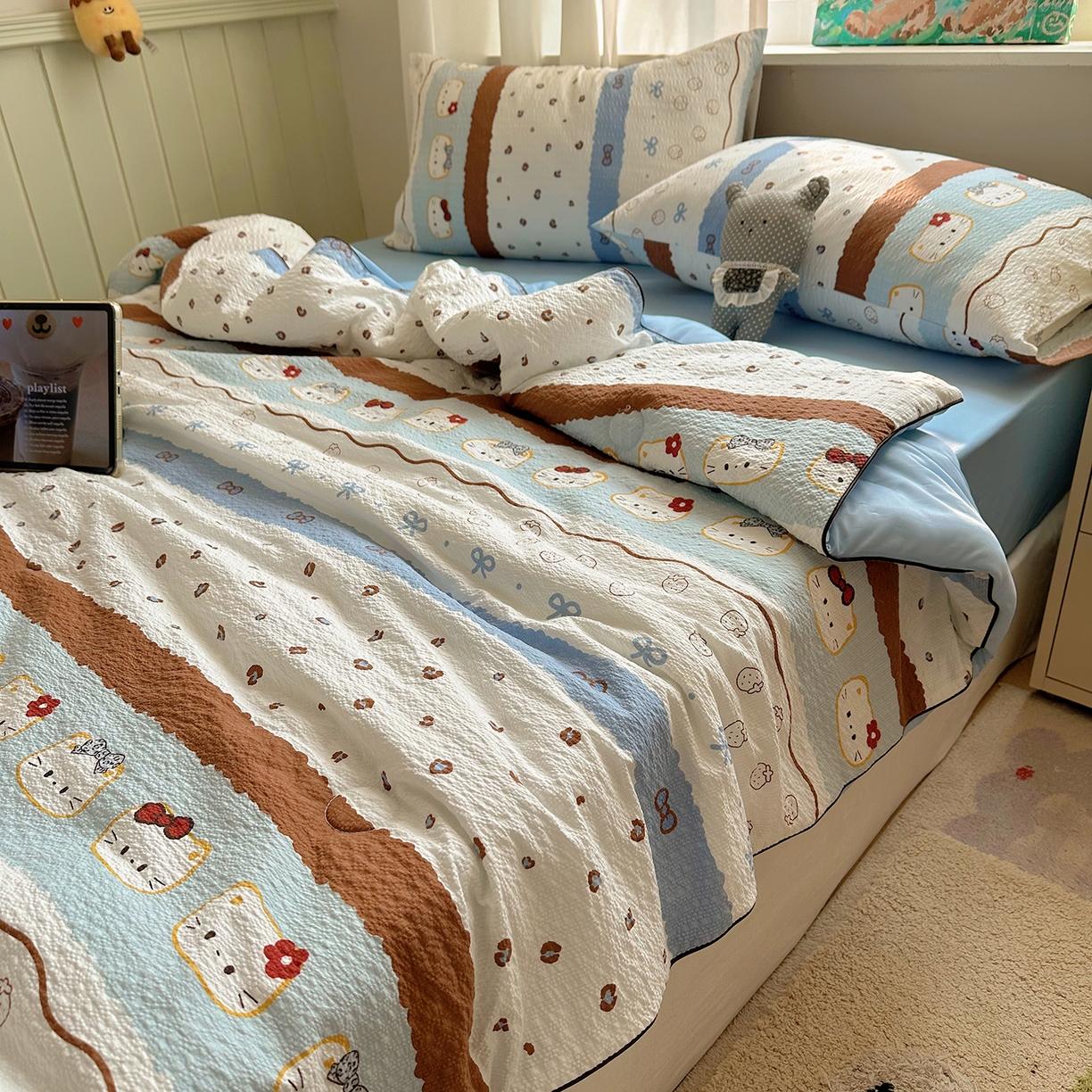 91家纺网 家纺一手货源 找家纺 贝扬思家纺 2026新款泡芙纱单夏被凉糖系列（凉而不冰的触感，清凉与柔软兼得） 凉糖-可可小猫条