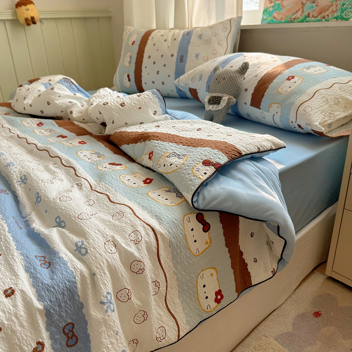 91家纺网 家纺一手货源 找家纺 贝扬思家纺 2026新款泡芙纱单夏被凉糖系列（凉而不冰的触感，清凉与柔软兼得） 凉糖-可可小猫条