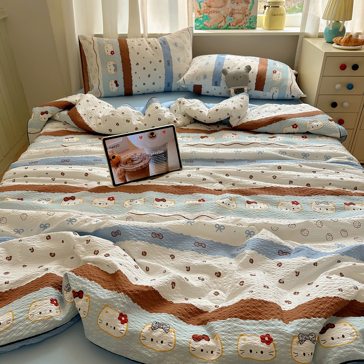 91家纺网 家纺一手货源 找家纺 贝扬思家纺 2026新款泡芙纱单夏被凉糖系列（凉而不冰的触感，清凉与柔软兼得） 凉糖-可可小猫条