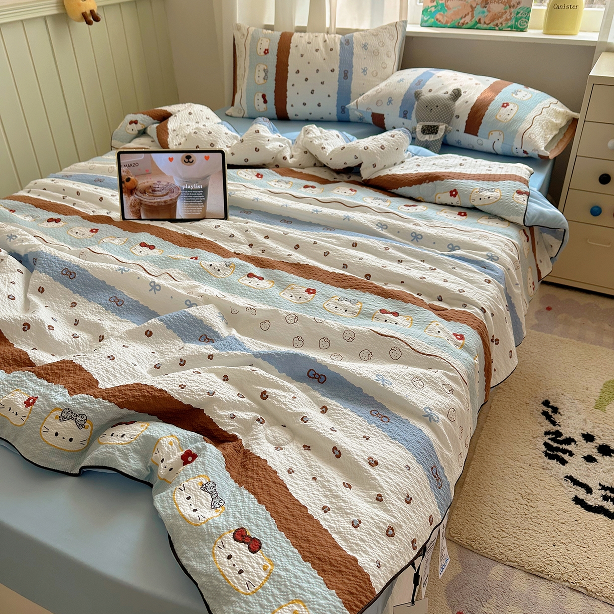 91家纺网 家纺一手货源 找家纺 贝扬思家纺 2026新款泡芙纱单夏被凉糖系列（凉而不冰的触感，清凉与柔软兼得） 凉糖-可可小猫条