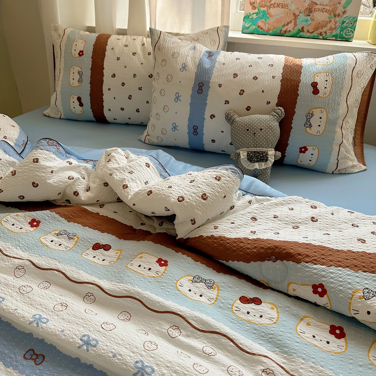 91家纺网 家纺一手货源 找家纺 贝扬思家纺 2026新款泡芙纱单夏被凉糖系列（凉而不冰的触感，清凉与柔软兼得） 凉糖-可可小猫条