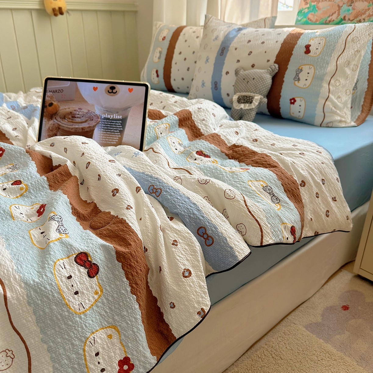 91家纺网 家纺一手货源 找家纺 贝扬思家纺 2026新款泡芙纱单夏被凉糖系列（凉而不冰的触感，清凉与柔软兼得） 凉糖-可可小猫条