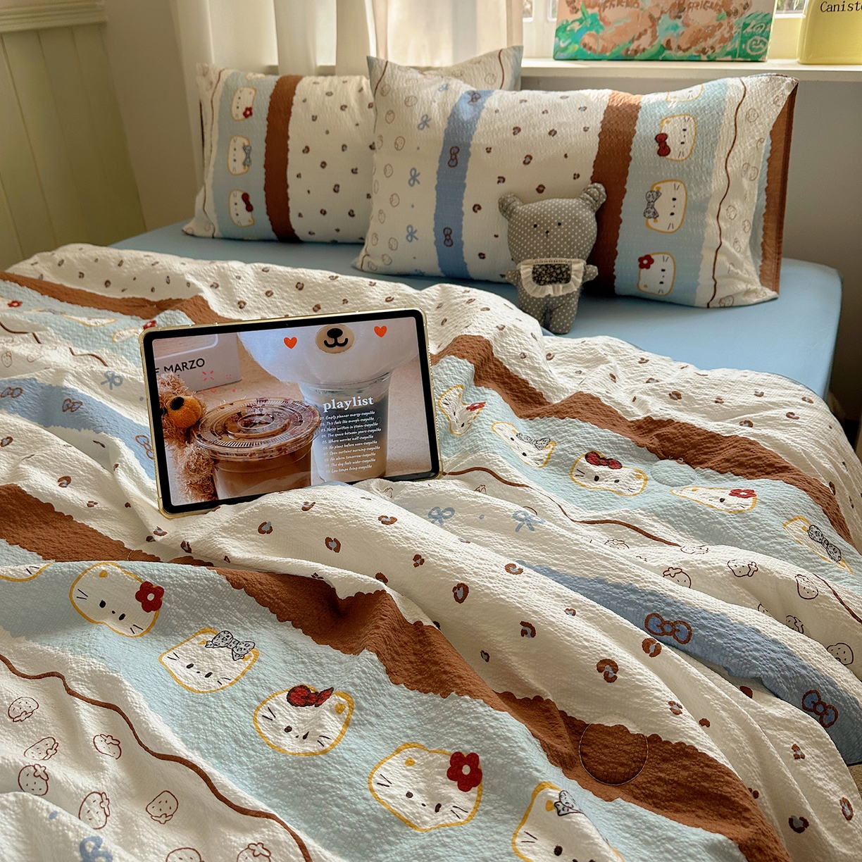 91家纺网 家纺一手货源 找家纺 贝扬思家纺 2026新款泡芙纱单夏被凉糖系列（凉而不冰的触感，清凉与柔软兼得） 凉糖-可可小猫条