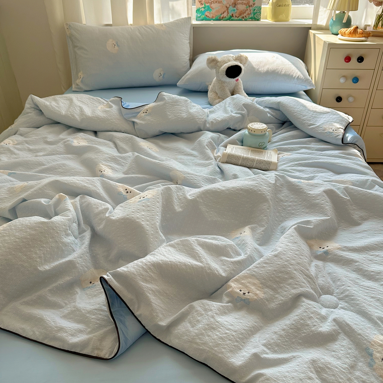 91家纺网 家纺一手货源 找家纺 贝扬思家纺 2026新款泡芙纱单夏被凉糖系列（凉而不冰的触感，清凉与柔软兼得） 凉糖-蓝领结狗