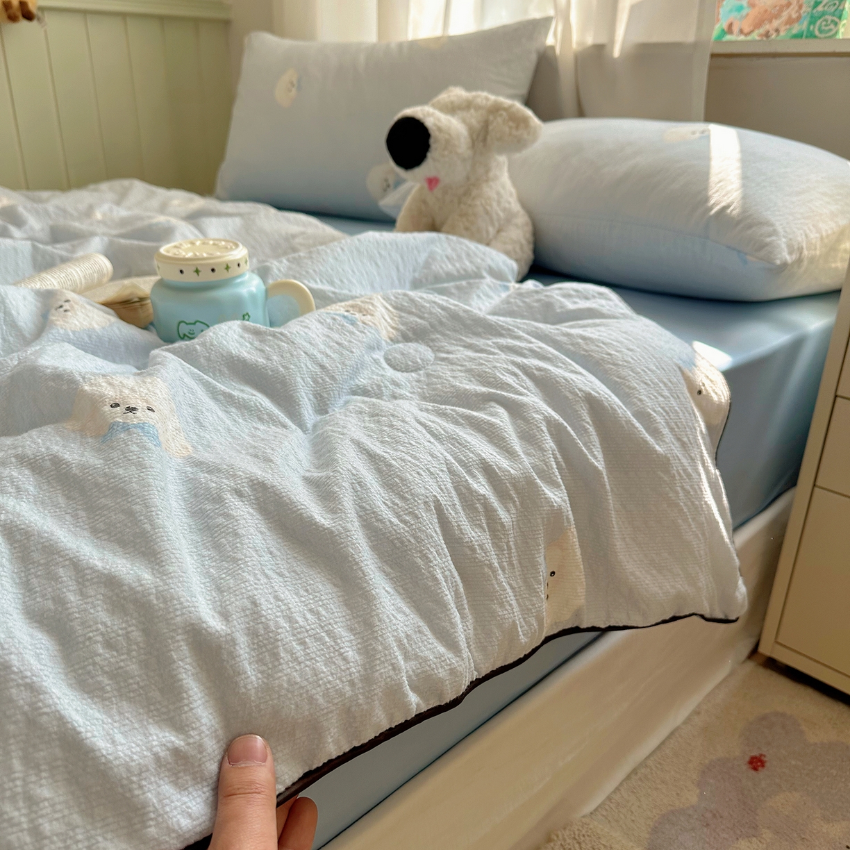 91家纺网 家纺一手货源 找家纺 贝扬思家纺 2026新款泡芙纱单夏被凉糖系列（凉而不冰的触感，清凉与柔软兼得） 凉糖-蓝领结狗