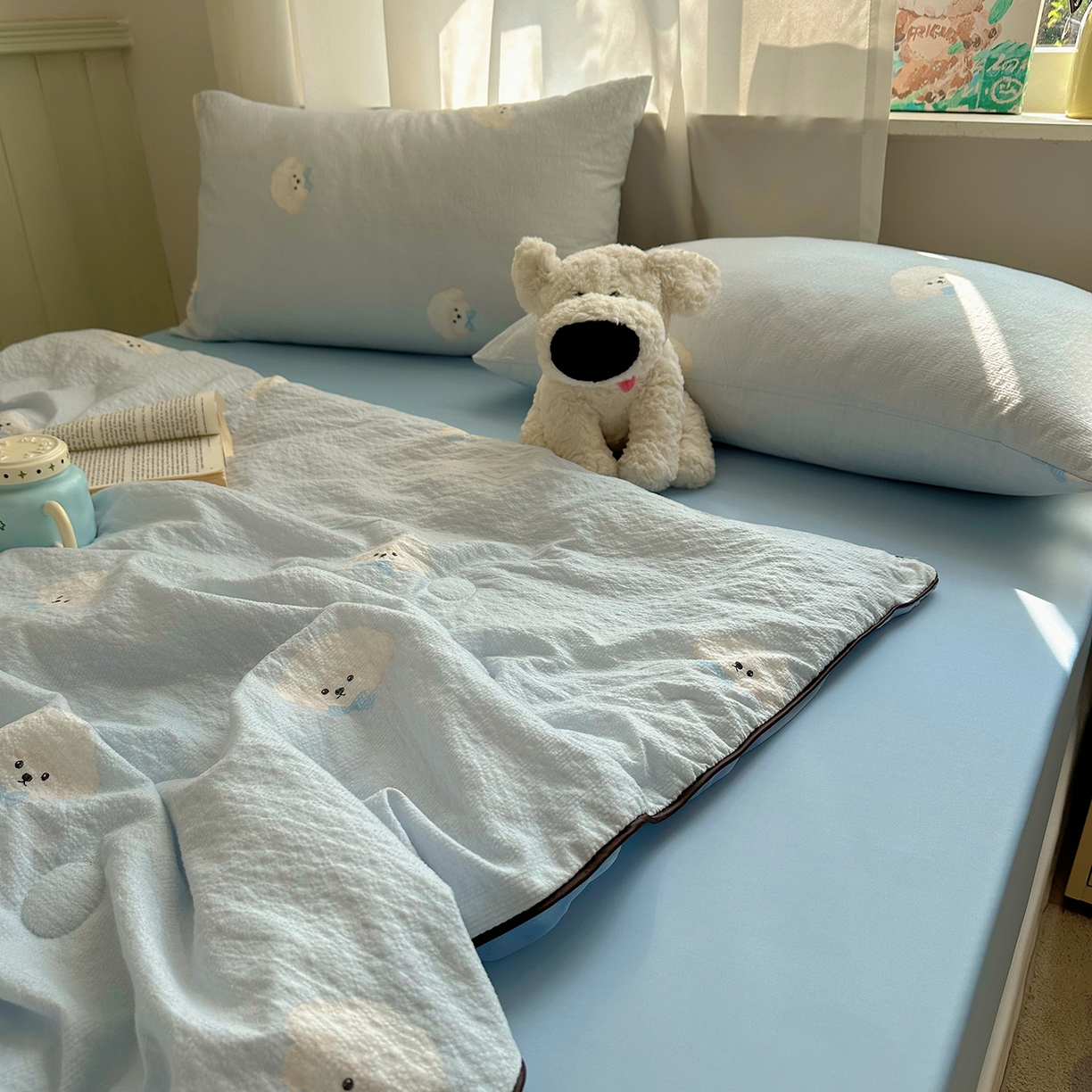 91家纺网 家纺一手货源 找家纺 贝扬思家纺 2026新款泡芙纱单夏被凉糖系列（凉而不冰的触感，清凉与柔软兼得） 凉糖-蓝领结狗