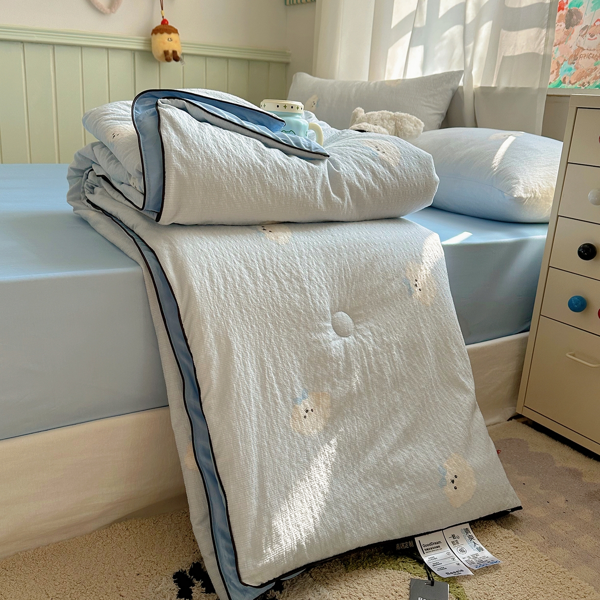 91家纺网 家纺一手货源 找家纺 贝扬思家纺 2026新款泡芙纱单夏被凉糖系列（凉而不冰的触感，清凉与柔软兼得） 凉糖-蓝领结狗