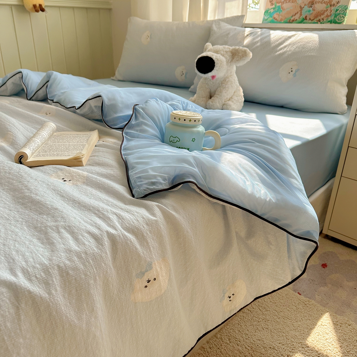 91家纺网 家纺一手货源 找家纺 贝扬思家纺 2026新款泡芙纱单夏被凉糖系列（凉而不冰的触感，清凉与柔软兼得） 凉糖-蓝领结狗