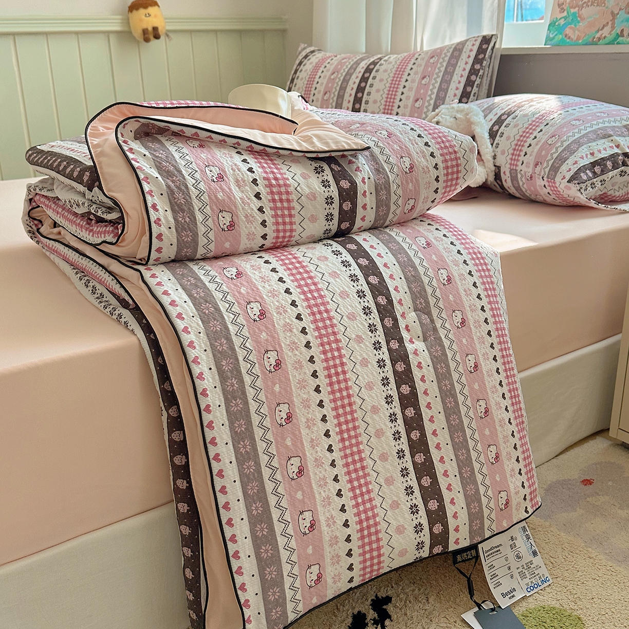 91家纺网 家纺一手货源 找家纺 贝扬思家纺 2026新款泡芙纱单夏被凉糖系列（凉而不冰的触感，清凉与柔软兼得） 凉糖-猫咪集粉