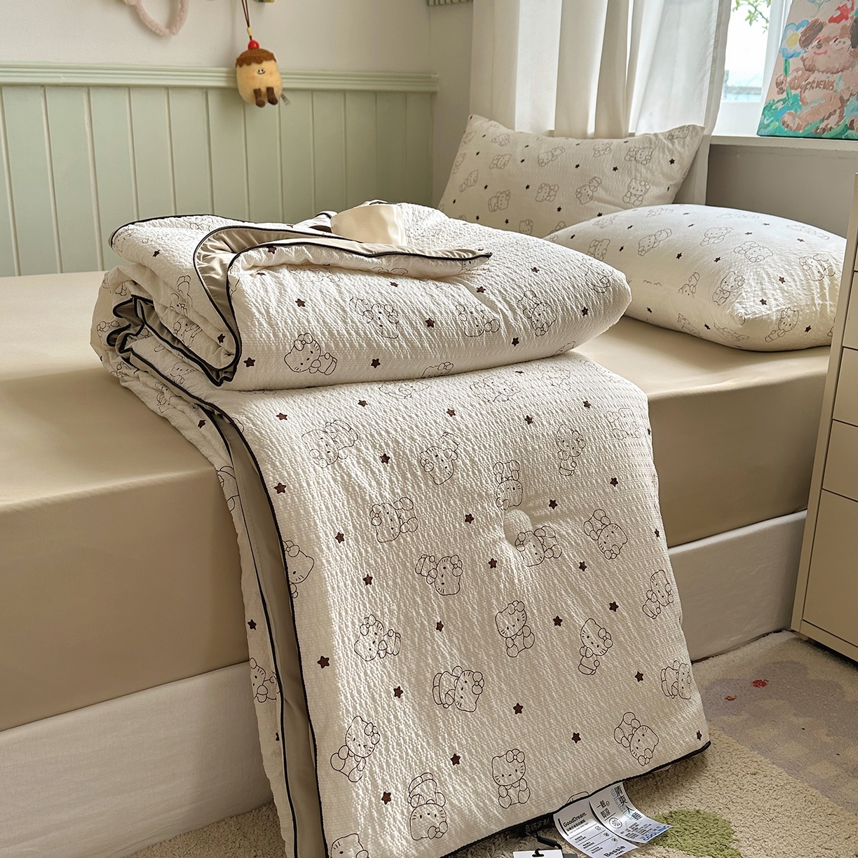 91家纺网 家纺一手货源 找家纺 贝扬思家纺 2026新款泡芙纱单夏被凉糖系列（凉而不冰的触感，清凉与柔软兼得） 凉糖-描线小猫咖