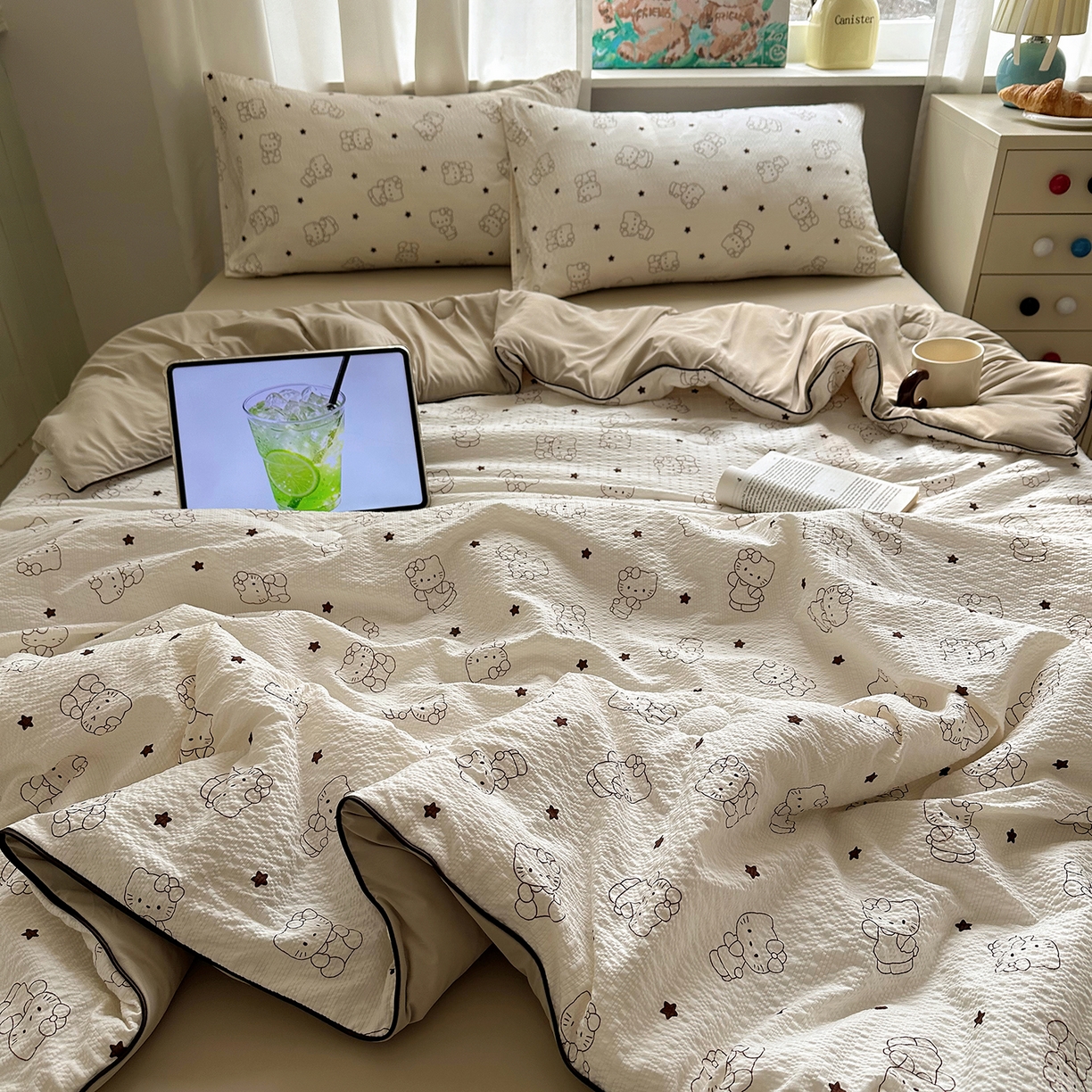 91家纺网 家纺一手货源 找家纺 贝扬思家纺 2026新款泡芙纱单夏被凉糖系列（凉而不冰的触感，清凉与柔软兼得） 凉糖-描线小猫咖