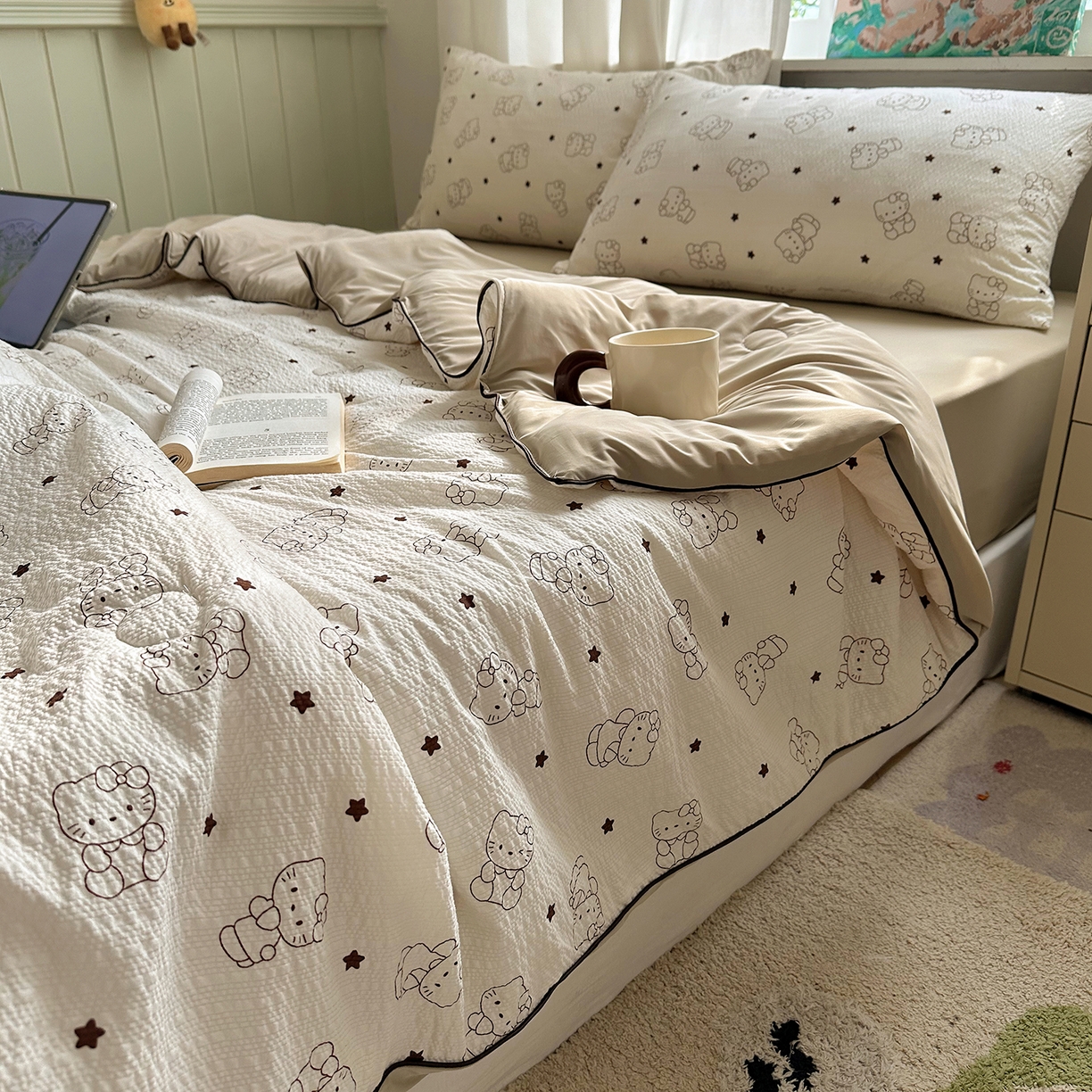 91家纺网 家纺一手货源 找家纺 贝扬思家纺 2026新款泡芙纱单夏被凉糖系列（凉而不冰的触感，清凉与柔软兼得） 凉糖-描线小猫咖