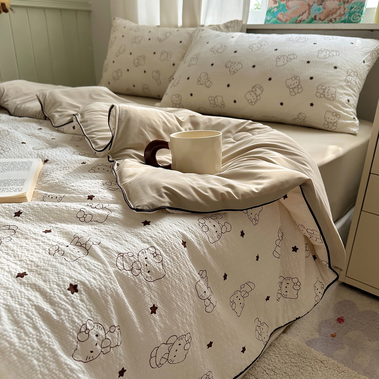 91家纺网 家纺一手货源 找家纺 贝扬思家纺 2026新款泡芙纱单夏被凉糖系列（凉而不冰的触感，清凉与柔软兼得） 凉糖-描线小猫咖