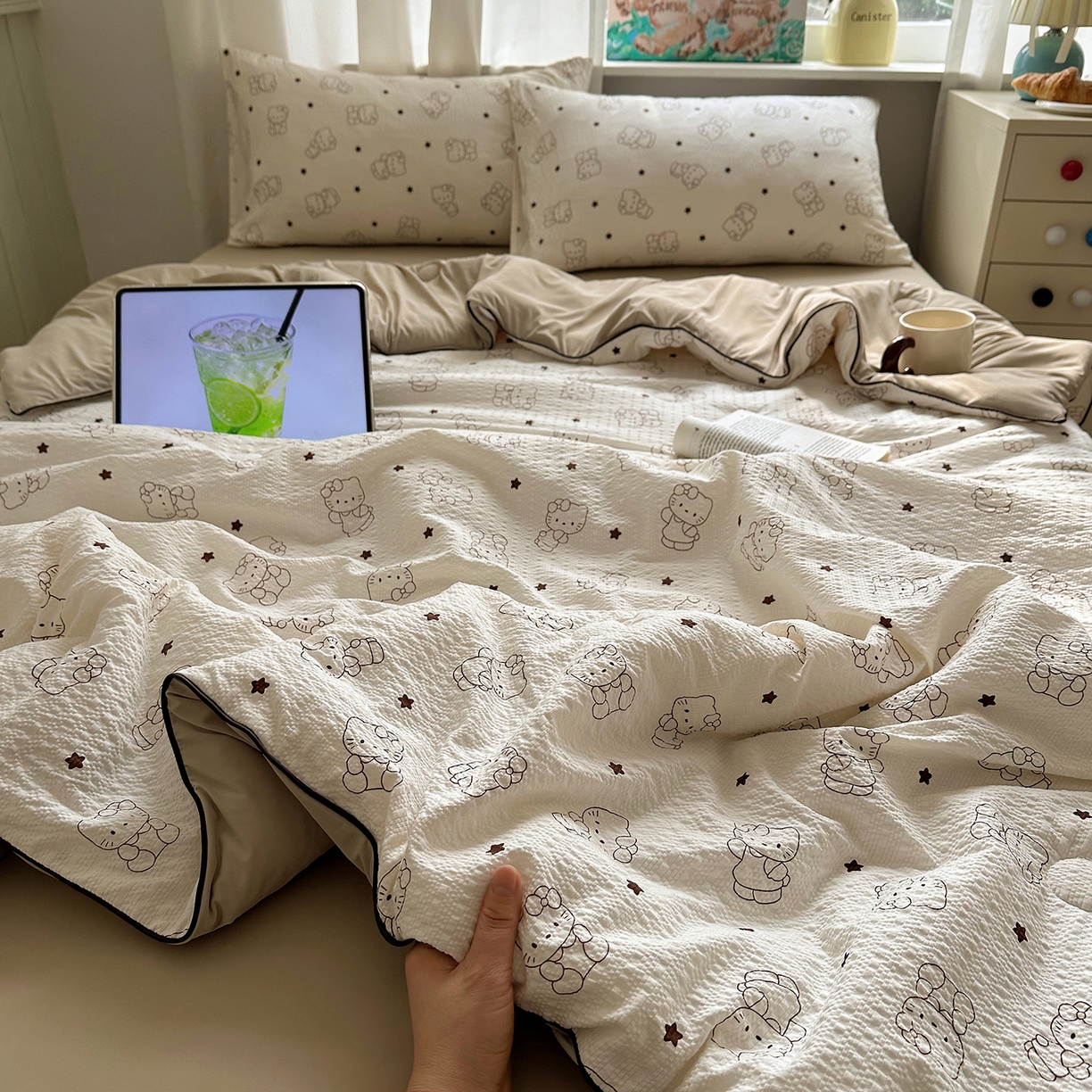 91家纺网 家纺一手货源 找家纺 贝扬思家纺 2026新款泡芙纱单夏被凉糖系列（凉而不冰的触感，清凉与柔软兼得） 凉糖-描线小猫咖