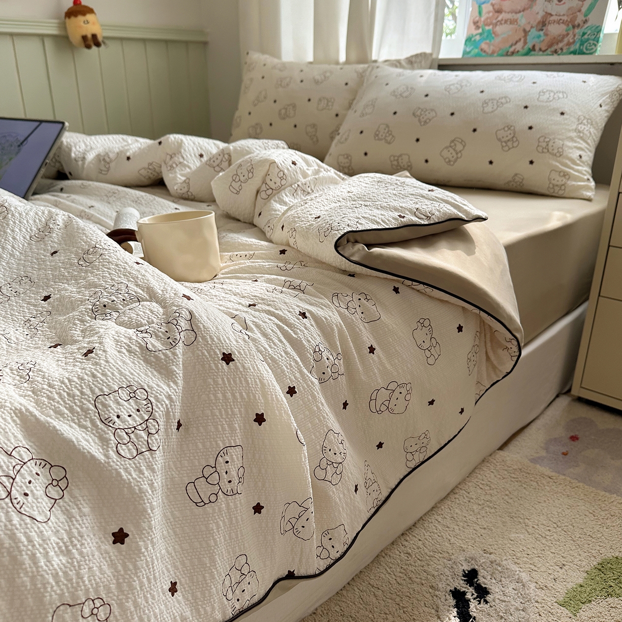 91家纺网 家纺一手货源 找家纺 贝扬思家纺 2026新款泡芙纱单夏被凉糖系列（凉而不冰的触感，清凉与柔软兼得） 凉糖-描线小猫咖