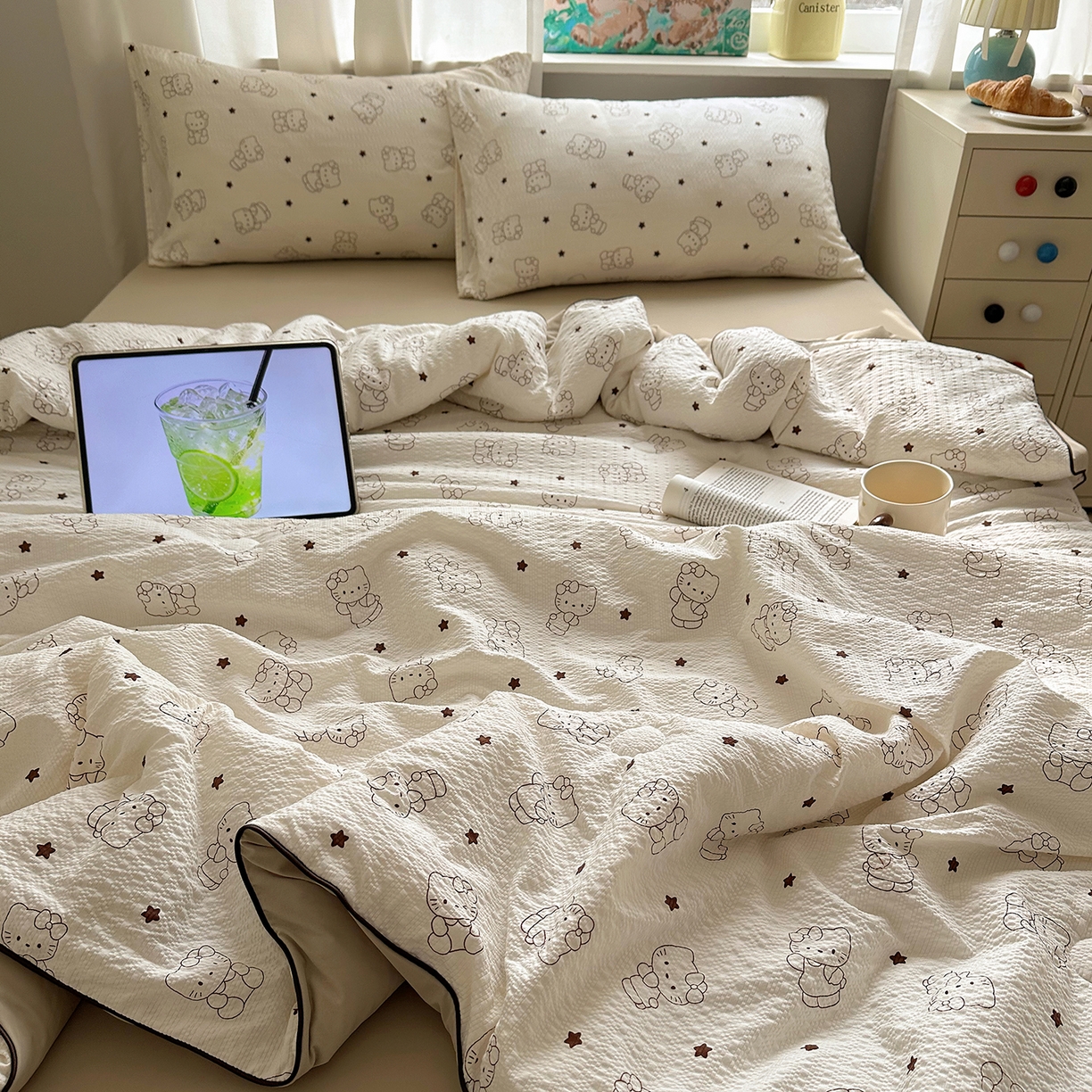 91家纺网 家纺一手货源 找家纺 贝扬思家纺 2026新款泡芙纱单夏被凉糖系列（凉而不冰的触感，清凉与柔软兼得） 凉糖-描线小猫咖