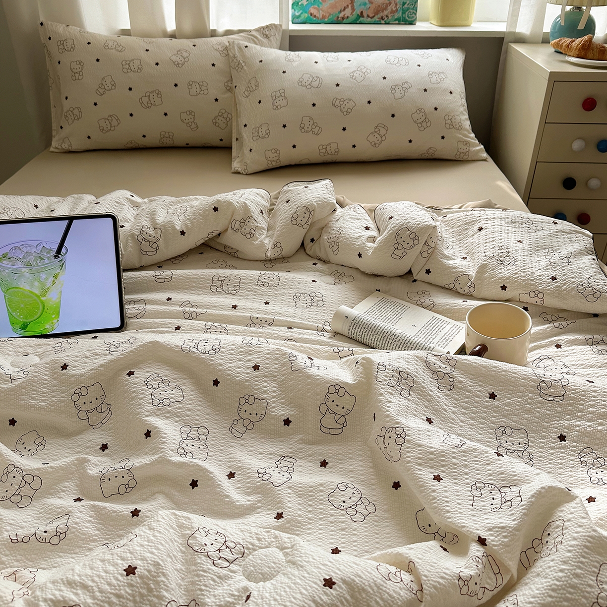 91家纺网 家纺一手货源 找家纺 贝扬思家纺 2026新款泡芙纱单夏被凉糖系列（凉而不冰的触感，清凉与柔软兼得） 凉糖-描线小猫咖