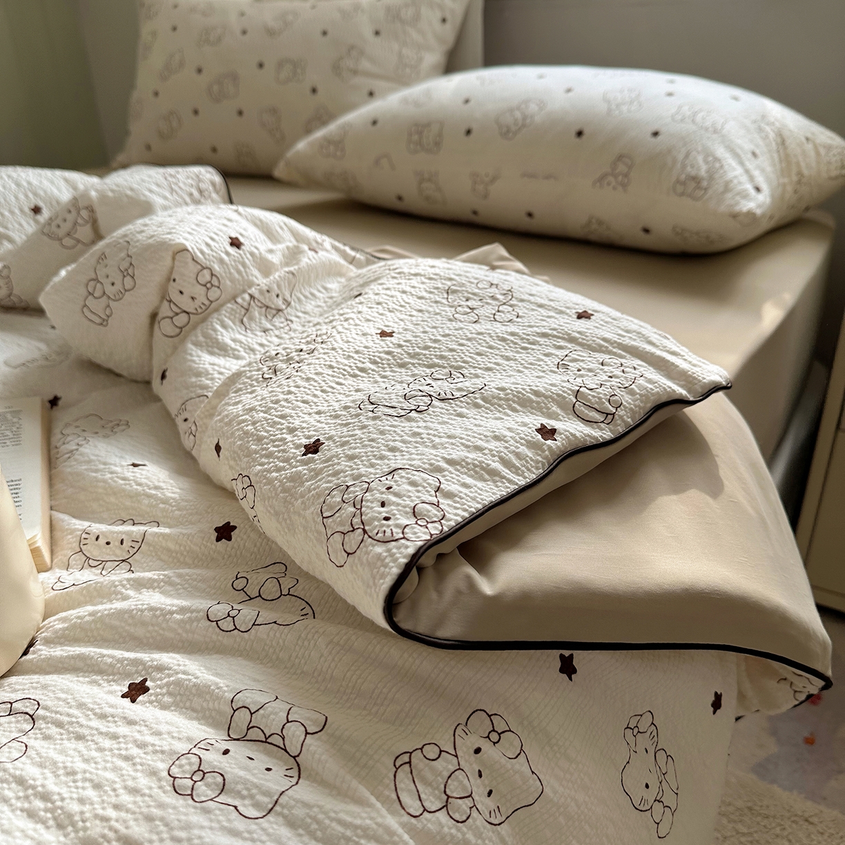 91家纺网 家纺一手货源 找家纺 贝扬思家纺 2026新款泡芙纱单夏被凉糖系列（凉而不冰的触感，清凉与柔软兼得） 凉糖-描线小猫咖