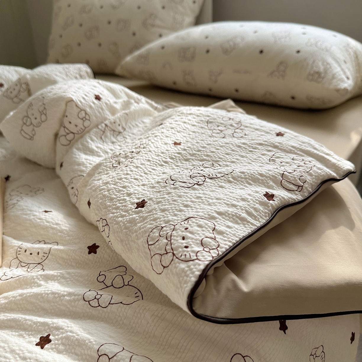 91家纺网 家纺一手货源 找家纺 贝扬思家纺 2026新款泡芙纱单夏被凉糖系列（凉而不冰的触感，清凉与柔软兼得） 凉糖-描线小猫咖