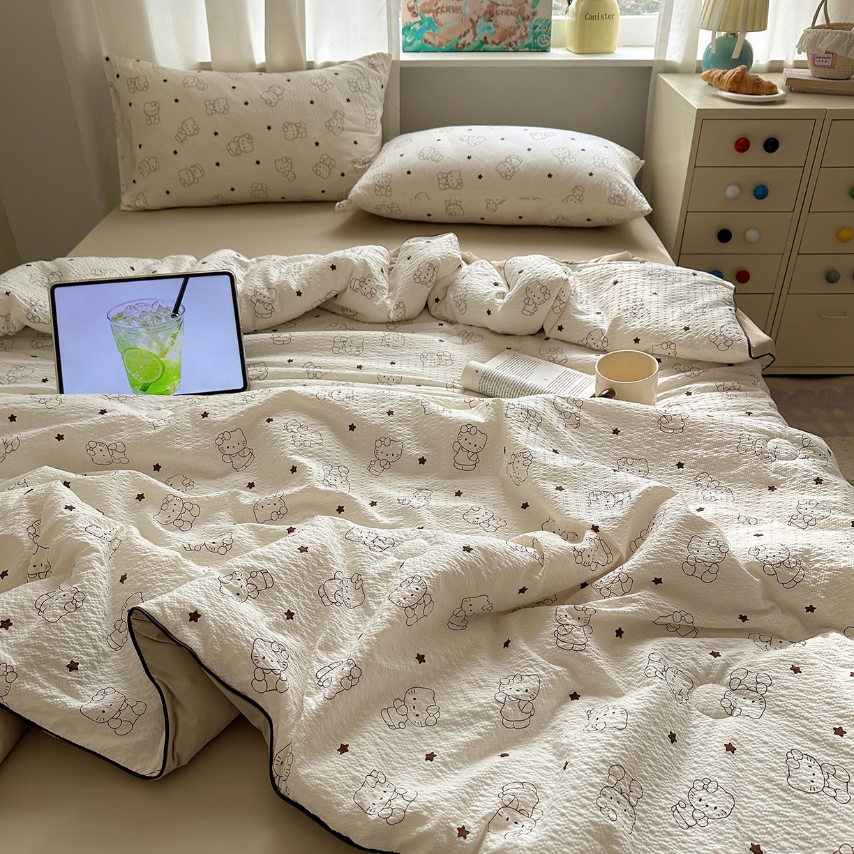 91家纺网 家纺一手货源 找家纺 贝扬思家纺 2026新款泡芙纱单夏被凉糖系列（凉而不冰的触感，清凉与柔软兼得） 凉糖-描线小猫咖