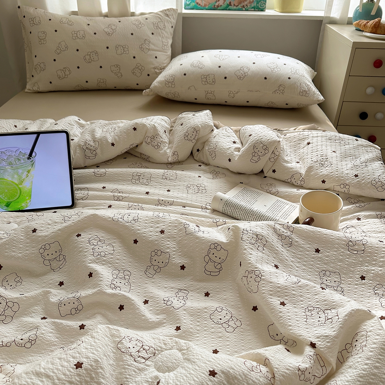 91家纺网 家纺一手货源 找家纺 贝扬思家纺 2026新款泡芙纱单夏被凉糖系列（凉而不冰的触感，清凉与柔软兼得） 凉糖-描线小猫咖