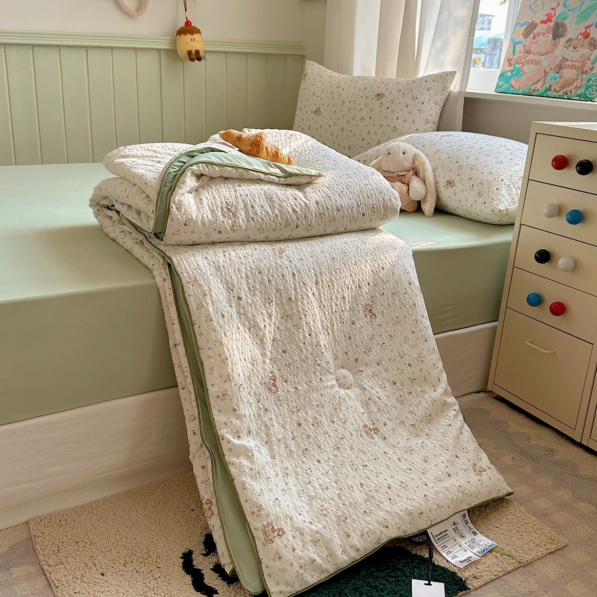 91家纺网 家纺一手货源 找家纺 贝扬思家纺 2026新款泡芙纱单夏被凉糖系列（凉而不冰的触感，清凉与柔软兼得） 凉糖-木马小花团