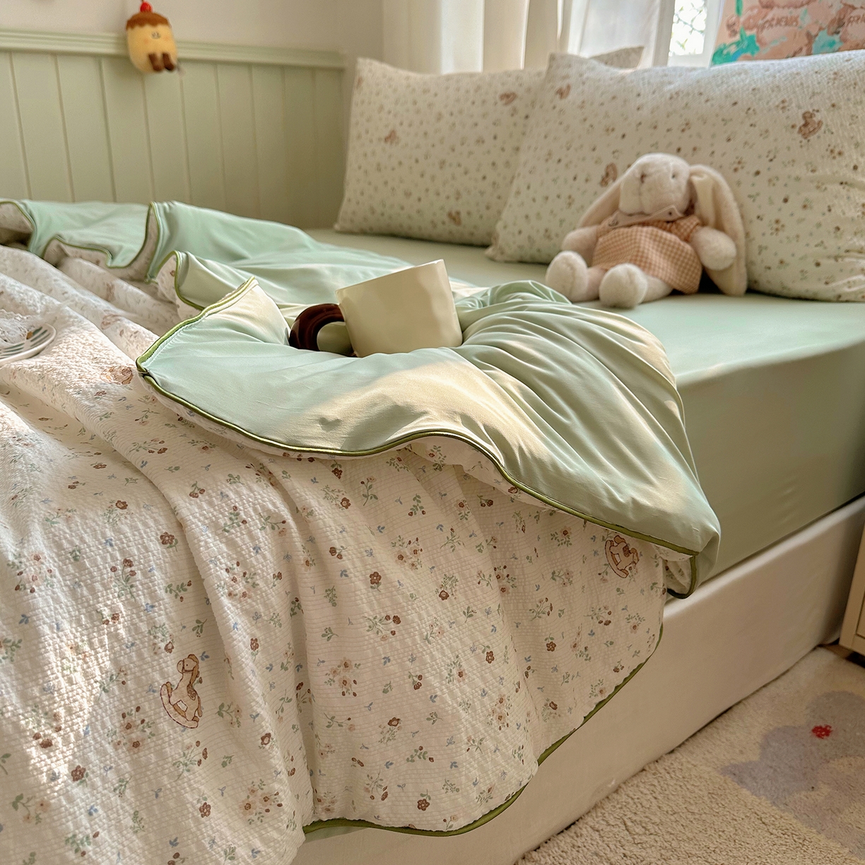 91家纺网 家纺一手货源 找家纺 贝扬思家纺 2026新款泡芙纱单夏被凉糖系列（凉而不冰的触感，清凉与柔软兼得） 凉糖-木马小花团