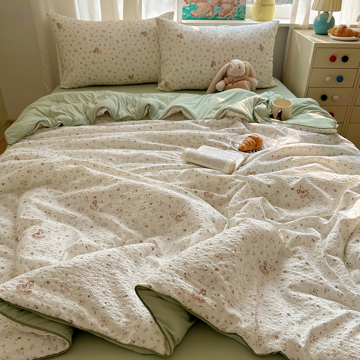 91家纺网 家纺一手货源 找家纺 贝扬思家纺 2026新款泡芙纱单夏被凉糖系列（凉而不冰的触感，清凉与柔软兼得） 凉糖-木马小花团