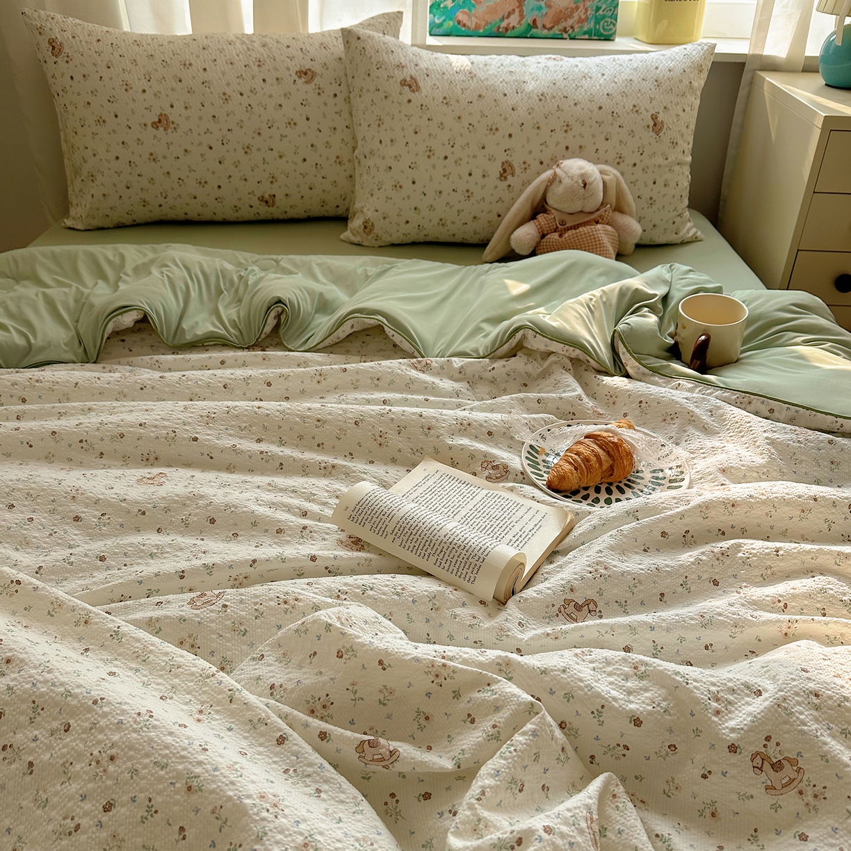 91家纺网 家纺一手货源 找家纺 贝扬思家纺 2026新款泡芙纱单夏被凉糖系列（凉而不冰的触感，清凉与柔软兼得） 凉糖-木马小花团